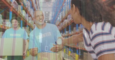 Depodaki erkek gönüllülere konserve bağışlayan kadın hakkında istatistiksel veri işleme. lojistik ve ulaşım sektörü kavramı