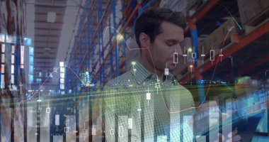 Depoda stokları kontrol eden beyaz erkek yöneticiye karşı istatistiksel veri işleme. lojistik ve ulaşım sektörü kavramı