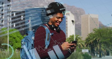 Akıllı telefon kullanan Afro-Amerikan bir adamın veri işleme görüntüsü. Küresel iş ve dijital arayüz kavramı dijital olarak oluşturulmuş görüntü.