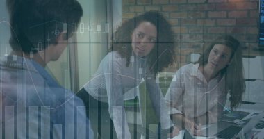 Ofisteki iş adamları üzerinde istatistik ve finansal veri işleme görüntüsü. Küresel iş, finans, bilgisayar ve veri işleme kavramı dijital olarak oluşturulmuş görüntü.