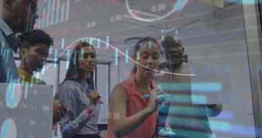 Ofiste çalışan çeşitli iş adamlarının finansal veri işleme görüntüsü. Küresel iş, finans ve dijital arayüz kavramı dijital olarak oluşturulmuş görüntü.