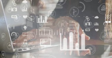 Laptop ve tablet kullanan bir iş kadınının veri işleme görüntüsü. küresel iş, finans ve ağ konsepti dijital olarak oluşturulmuş görüntü.