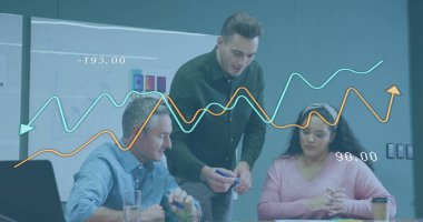 Ofiste toplanan çeşitli iş adamlarıyla ilgili finansal veri işleme resmi. Küresel iş, finans ve dijital arayüz kavramı dijital olarak oluşturulmuş görüntü.