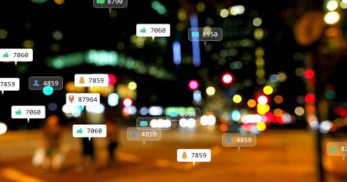 Sosyal medya simgeleri ve şehir ışıklarının üzerindeki numaralar. küresel sosyal medya, ağ oluşturma, bağlantılar ve dijital arayüz konsepti dijital olarak oluşturuldu.