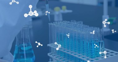 Laboratuvarda deney tüpleri tutan beyaz bilim adamının üzerindeki moleküller. Bilim, bilgisayar ve dijital arayüz konsepti dijital olarak oluşturuldu.