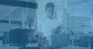 Ofisteki çeşitli iş adamları üzerinde finansal veri işleme ve şehir manzarası. Küresel iş ve dijital arayüz kavramı dijital olarak oluşturulmuş görüntü.