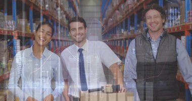 Depoda gülümseyen çeşitli erkek ve kadın yöneticilere karşı istatistiksel veri işleme. lojistik ve ulaşım sektörü kavramı