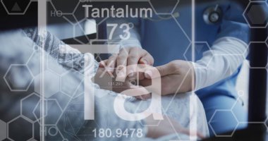 Çeşitli doktor ve hastaların üzerindeki kimyasal semboller. küresel tıp, sağlık ve teknoloji konsepti dijital olarak üretilen imaj.