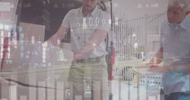 Teslimat aracı ve müşterisine kutu istiflemekte olan Kafkas kurye hakkında istatistiksel veri işleme. lojistik ve ulaşım sektörü kavramı