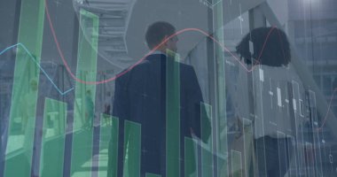 Çeşitli iş adamlarının yürümesi üzerine veri işleme görüntüsü. küresel iş, finans, bağlantılar ve dijital arayüz konsepti dijital olarak oluşturulmuş görüntü.