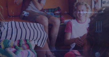 Öğrenci grubunun veri işleme görüntüsü. Parti müziği ve eğlence konsepti dijital olarak oluşturuldu.