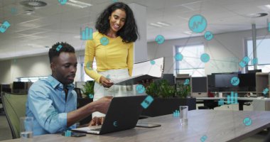 Ofiste çalışan çeşitli iş adamlarının veri işleme ve bağlantılarının görüntüsü. Küresel iş, finans, hesaplama ve veri işleme kavramı dijital olarak oluşturulmuş görüntü.