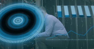 Kapsam taraması ve beyaz tenli bir erkeğin bilgisayar sunucusuyla veri işleme görüntüsü. küresel hesaplama ve veri işleme kavramı dijital olarak oluşturulmuş resim.