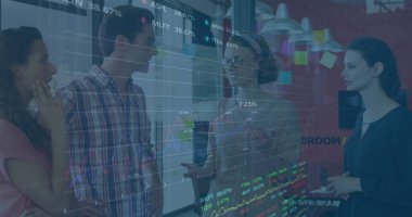 Finansal veri işleme ve çeşitli iş adamları üzerinde borsa görüntüsü. küresel iş, finans ve veri işleme kavramı dijital olarak oluşturulmuş görüntü.