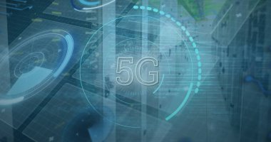 Sunucular üzerinde 5G metin, dürbün tarama ve veri işleme resimleri. Küresel bağlantılar, veri işleme ve dijital arayüz konsepti dijital olarak oluşturulmuş resim.