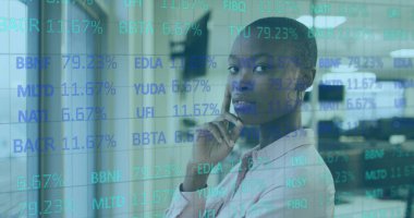 Afro-Amerikan iş kadınının ofisindeki borsa görüntüsü. Küresel iş, bilgisayar ve dijital arayüz kavramı dijital olarak oluşturulmuş görüntü.