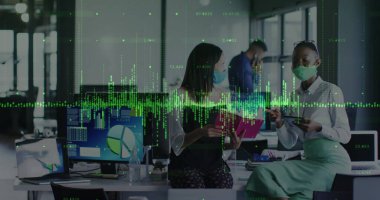Yüz maskesi takan çeşitli iş adamlarının finansal veri işleme görüntüsü. Dijital olarak üretilen covid 19 salgın konsepti sırasında küresel iş, finans ve dijital arayüz.