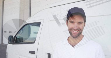 Gülümseyen beyaz bir teslimatçıya yaklaş. Önplanda grafik ve istatistiklerin dijital görüntüsü çalışıyor