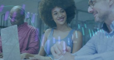 Ofisteki çeşitli iş adamlarıyla ilgili finansal veri işleme resmi. Küresel finans, iş, bağlantılar, hesaplama ve veri işleme kavramı dijital olarak oluşturuldu.