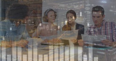 Çeşitli iş adamları üzerinde finansal veri işleme görüntüsü. küresel iş, finans, veri işleme kavramı dijital olarak oluşturulmuş görüntü.