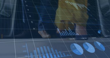 Finansal verilerin ve grafiklerin farklı iş adamlarının ayak üzerinde görüntüsü. ticari, finans, ekonomi ve teknoloji konsepti dijital olarak oluşturulmuş imaj.
