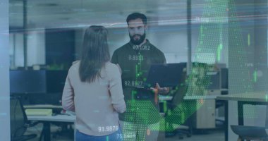 Arıza tekniği görüntüsü, iş arkadaşlarının ofiste dizüstü bilgisayarda tartıştıkları grafikler. Dijital bileşik, çoklu pozlama, çarpıtma, rapor, finans, iletişim ve teknoloji kavramı.