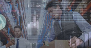 Depoda kutu paketleyen beyaz erkek yöneticiye karşı istatistiksel veri işleme. lojistik ve ulaşım sektörü kavramı