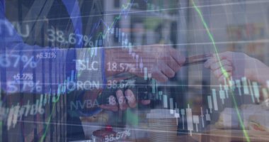 Kredi kartıyla ödeme yapan farklı insanlar yerine finansal veri işleme ve borsa görüntüsü. Küresel finansman, bilgisayar ve dijital arayüz kavramı dijital olarak oluşturulmuş görüntü.