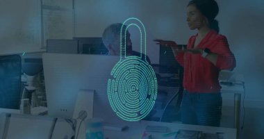 Bilgisayarı kullanan ve ofiste konuşan çeşitli iş adamlarının asma kilit görüntüsü. Küresel iş, teknoloji ve dijital arayüz kavramı, dijital olarak oluşturulmuş görüntü.