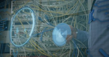 Sunucu odasında kabloları tutan erkek mühendisin orta bölümündeki veri işleme görüntüsü. Bilgisayar arayüzü ve iş veri depolama teknolojisi kavramı