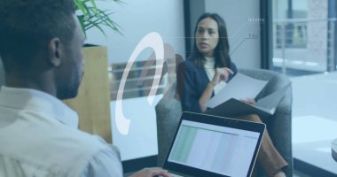 Ofiste çalışan iş adamlarının veri işleme görüntüsü. Küresel hesaplama, finans, iş ve veri işleme kavramı dijital olarak oluşturulmuş görüntü.