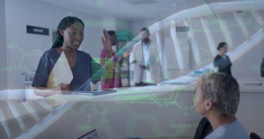 Hastanedeki çeşitli doktorlardan alınan DNA ipliği ve veri işleme görüntüsü. Küresel tıp, sağlık, bağlantılar, hesaplama ve veri işleme kavramı dijital olarak oluşturulmuş görüntü.