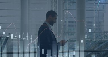 Kafkas işadamının yürümesi üzerine veri işleme görüntüsü. küresel iş, finans, bağlantılar ve dijital arayüz konsepti dijital olarak oluşturulmuş görüntü.