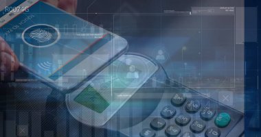 Kredi kartı üzerinden dijital arayüz görüntüsü. Küresel iş bağlantıları ve veri işleme kavramı dijital olarak oluşturulmuş görüntü.