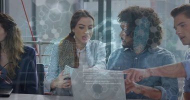 Bilgisayarı kullanan ve tartışan çeşitli meslektaşların siber güvenlik veri işleme görüntüsü. Siber güvenlik ve iş teknolojisi kavramı