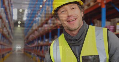 Depoda çalışan adamın veri işleme görüntüsü. küresel sevkiyat, dağıtım ve bağlantılar konsepti dijital olarak oluşturuldu.