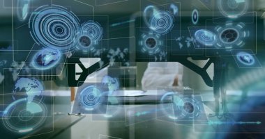 Laboratuvarda tarama yapan veri işleme görüntüsü. Küresel bağlantılar, hesaplama ve dijital arayüz konsepti dijital olarak oluşturuldu.