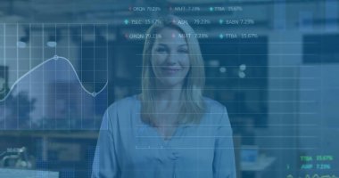 Kafkas iş kadınının ofisindeki finansal veri işleme görüntüsü. Küresel finans, iş, bağlantılar, hesaplama ve veri işleme kavramı dijital olarak oluşturuldu.