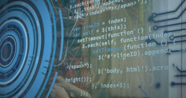 Sunucu odasında çalışan beyaz kadın mühendis üzerinden veri işleme arayüzü görüntüsü. Bilgisayar arayüzü ve iş veri depolama teknolojisi kavramı