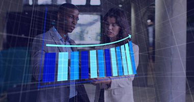 Ofisteki çeşitli iş adamlarıyla ilgili finansal veri işleme resmi. Küresel iş, finans, hesaplama ve veri işleme kavramı dijital olarak oluşturulmuş görüntü.