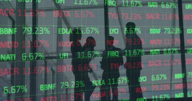 Ofiste çalışan iş adamlarının mali veri işleme görüntüsü. küresel iş, bağlantılar, dijital arayüz ve teknoloji konsepti dijital olarak oluşturulmuş görüntü.