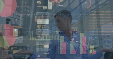 İş adamının konferanstaki istatistiksel görüntüsü. küresel iş, veri işleme ve dijital arayüz kavramı dijital olarak oluşturulmuş görüntü.