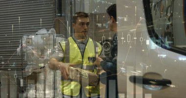 Kafkas erkek kurye ve depo çalışanı üzerindeki mali veriler. iş, finans ve dağıtım hizmetleri kavramı dijital olarak oluşturulmuş görüntü.