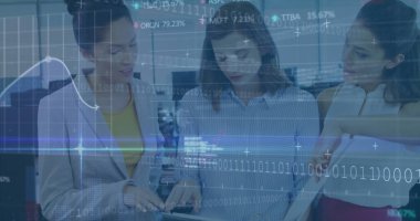 Finansal veri işleme ve borsadaki çeşitli iş kadınlarının resmi. küresel iş, finans ve veri işleme kavramı dijital olarak oluşturulmuş görüntü.