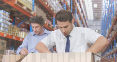 Depoda çalışanların veri işleme görüntüsü. küresel sevkiyat, dağıtım ve bağlantılar konsepti dijital olarak oluşturuldu.