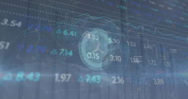 Hareket halindeki saat ve dünya üzerindeki finansal veri işleme görüntüsü. Küresel finansman, bilgisayar ve dijital arayüz kavramı dijital olarak oluşturulmuş görüntü.