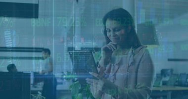 Telefon kulaklığı kullanan iş adamlarının dijital arayüzü. Küresel işletme finans ekonomisi ve teknoloji kavramı dijital olarak oluşturulmuş görüntü.