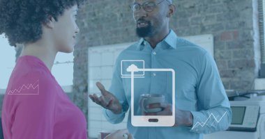 Ofiste konuşan çeşitli iş adamları üzerinde medya simgeleri. Küresel iş ve dijital arayüz kavramı dijital olarak oluşturulmuş görüntü.