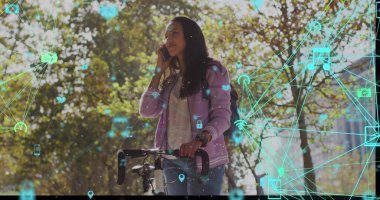 Sosyal medya simgeleri ve müzik verileri, akıllı telefon kullanan melez kadınlar üzerinde. Küresel sosyal medya, iş dünyası, bağlantılar ve dijital olarak oluşturulmuş görüntü veri işleme kavramı.