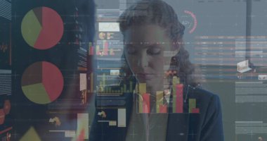 Kafkasyalı iş kadını yerine finansal verilerin görüntüsü. küresel iş, finans, teknoloji ve veri işleme kavramı dijital olarak oluşturulmuş görüntü.